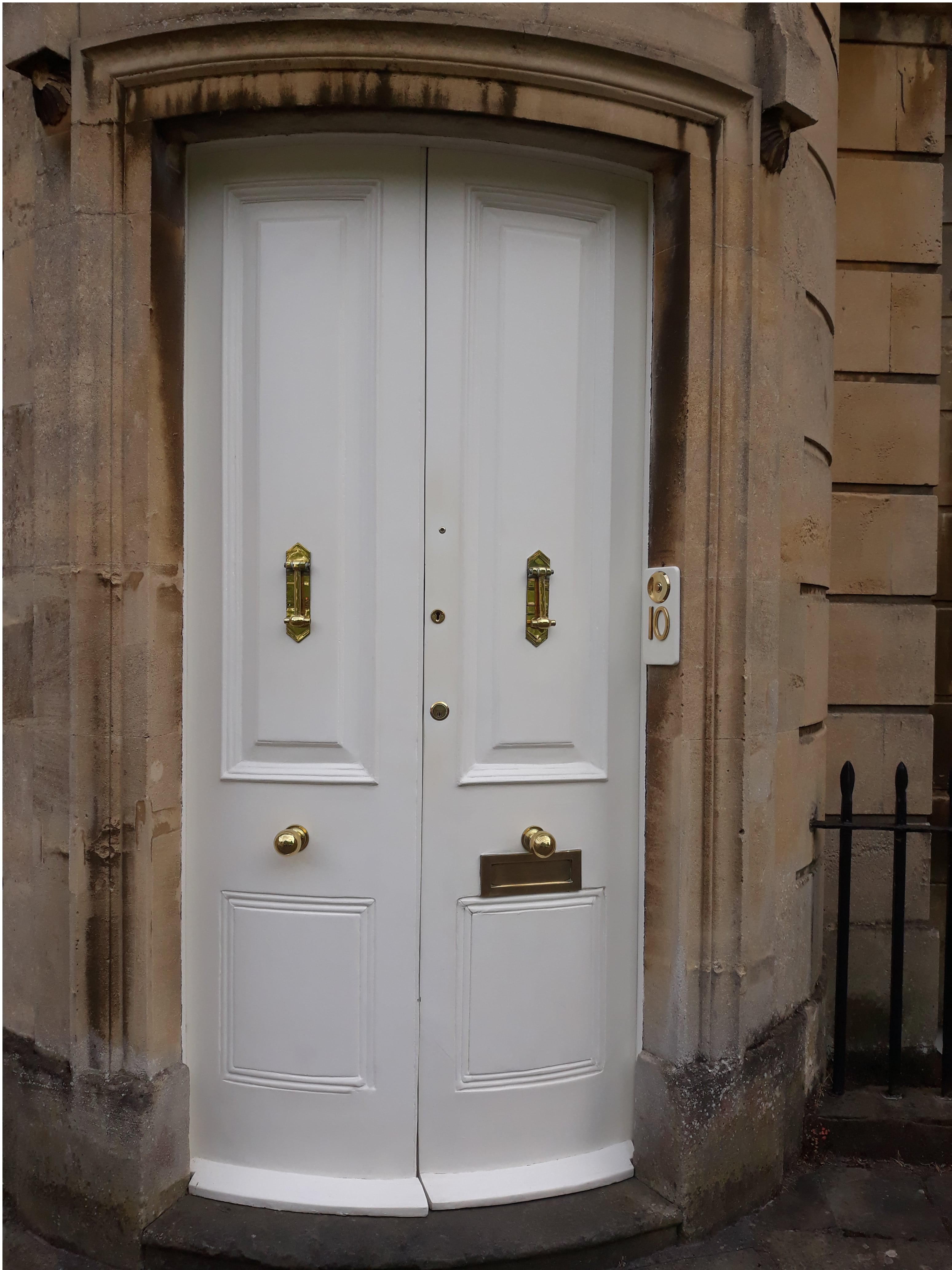 White round door White round door 3